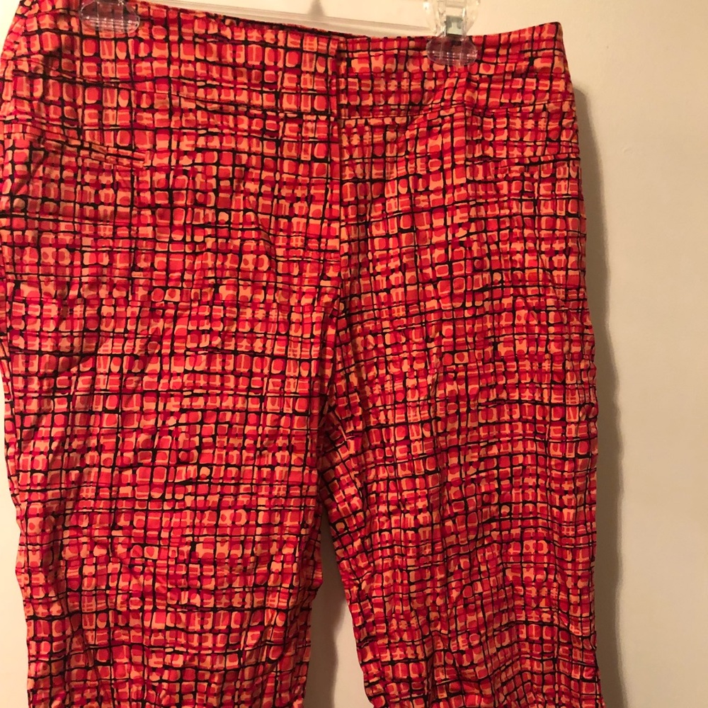 Capri female size 14 -pre-worn red & black by Que